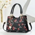 Elegante borsa in pelle nera con stampa di ciliegie rosse e ciondolo a cuore in studio - Nero