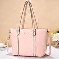 Dettaglio della borsa tote rosa con inserti dorati, tracolla e trama liscia - Rosa