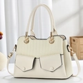 Elegante borsa a mano crema intrecciata con doppie tasche anteriori e finiture dorate - Bianco Sporco