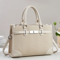 Elegante beige handtas met visgraatpatroon, lederen afwerking en zilveren metalen gespsluiting - Broken Wit