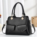 Grande borsa a tracolla nera con trama intrecciata e fibbie in metallo dorato a conchiglia - Nero