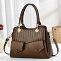 Borsa a tracolla marrone elegante da donna con trama intrecciata e dettagli dorati - Marrone