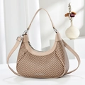 Gros plan sur le tissage en chevrons et les détails en cuir beige du sac hobo - Khaki