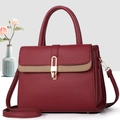 Dettaglio borsa a mano bordeaux in pelle martellata con chiusura dorata e flap bicolore - Borgogna