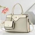 Detalle del bolso de mano crema con textura tejida y logotipo metálico B chic - Blanco Roto