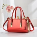 Elegante borsa rossa con trama coccodrillo, chiusura con perla grande e dettagli oro - Rosso