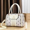 Beige Boston-Handtasche mit Monogramm-Muster und verstellbarem Gurt auf Holzoberfläche - Buchstaben-Monogramm-Stil (Stil 2) / Gebrochenes Weiß