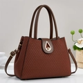 Elegante bolso de mano marrón trenzado con cierre dorado y correa ajustable - Marrón Rojo