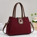 Bolso tote burdeos de lujo con textura trenzada, cierre dorado y asas de cuero marrón - Burdeos