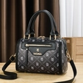 Borsa Boston di moda con stampa monogramma bianca e nera e dettagli in metallo dorato - Nero / Stile 2
