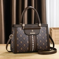 Sac à main structuré marron à monogramme avec poignées et bandoulière sur bureau en bois - Café / Style 2 (Épissage Géométrique)