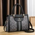 Sac à main chic pour femme avec imprimé monogramme et détails dorés sur un bureau - Noir / Style 1 (Imprimé Monogramme)