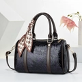 Grand sac à main en cuir verni avec gaufrage de palmier et foulard pied-de-poule - Violet