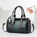 Sac de voyage vert foncé avec motif feuille gaufré, poignées brunes et foulard en soie - Vert
