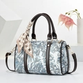 Boston-Tasche mit Blumenmuster in Creme und Blau sowie braunen Lederriemen und Seidenschal - Blau mit Weiß