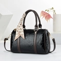 Schwarze geprägte Boston Bag aus Leder mit Blumenmuster und dekorativem Seidenschal - Schwarz