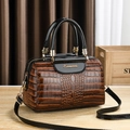 Braune Boston-Tasche mit Krokodilmuster, schwarzen Griffen und goldener Hardware für Damen - Erdgelb