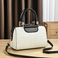 Elegante Boston Tasche mit Krokodilprägung in Cremeweiß mit schwarzen Griffen und Logo - Cremeweiß
