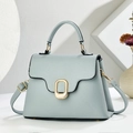 Elegante borsa a mano in pelle azzurra con fibbia dorata e tracolla regolabile - Blu