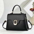 Dettaglio della borsa nera in pelle a grana con elegante fibbia in metallo dorato - Nero