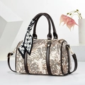 Detailansicht der Boston Bag mit cremefarbenem Blattmuster und braunen Ledergriffen - Khaki
