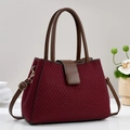 Elegante borsa a mano rosso vino capiente con finitura strutturata e manici - Rosso