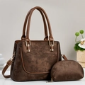 Dettaglio del set borsa tote marrone scuro con finitura testurizzata e pochette - caffè
