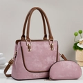 Dettaglio del set borsa tote rosa scamosciata con manici in pelle marrone e finiture oro - Rosa
