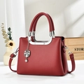 Elegante rode handtas van leer met lychee textuur en zilveren metalen details - Wijnrood