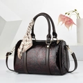 Sac Boston en cuir verni marron foncé gaufré avec foulard décoratif et bandoulière - Bordeaux