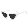 Lunettes de soleil œil de chat rétro avec monture blanche et verres noirs minimalistes - Blanc Porcelaine