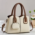 Elegante borsa a mano in tessuto beige con finiture in pelle marrone e dettagli dorati - Bianco Sporco