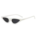 Retro-Cat-Eye-Sonnenbrille mit weißem Rahmen, schwarzen Gläsern und Goldnieten - Porzellanweiß