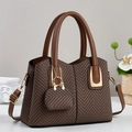Borsa a mano marrone in trama intrecciata con finiture dorate e mini portamonete coordinato - caffè