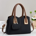 Elegante borsa a mano nera con manici marroni e dettagli dorati in un set moderno - Nero