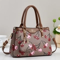Sac à main en cuir marron avec motifs cerise et pendentif papillon doré élégant - Marron