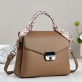 Sac à main en cuir litchi marron avec poignée en foulard de soie et fermoir argent - Kaki foncé