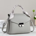 Sac bandoulière en cuir gris clair avec un foulard en soie à carreaux sur l'anse - Gris