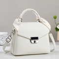 Détail du sac à main en cuir blanc avec poignée en soie et fermoir métallique - Blanc Cassé