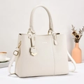 Dettaglio borsa in pelle martellata crema con finiture dorate e logo del marchio - Bianco