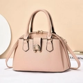 Gros plan d'un sac à main beige en cuir grainé avec détails métalliques dorés et fermoir - Rose