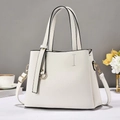 Borsa tote minimalista in pelle beige con finiture dorate e tracolla regolabile sul tavolo - Bianco Sporco