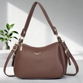 Borsa a tracolla minimalista in pelle litchi marrone con finiture dorate in mostra - Marrone