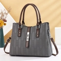 Sac à main chic en cuir gris texturé avec poignées marron et détails contrastés - Motif Bambou / Gris Grain De Bambou