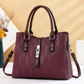 Sac à main bordeaux chic avec texture litchi, poignées marron et fermoir tournant - Motif Bambou / Rouge Grain De Bambou