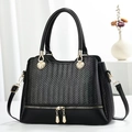 Elegante schwarze Handtasche mit Fischgrätmuster-Struktur und goldfarbenen Beschlägen - Schwarz