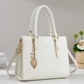 Elegante borsa a mano bianca in pelle con dettagli dorati e ciondolo di perle - Bianco Sporco