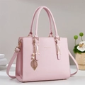 Elegante borsa a mano in pelle rosa pallido con motivo litchi, scritte oro e ciondolo perla - Rosa