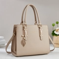 Elegante bolso de mano beige texturizado con colgante de hoja dorada y perla - Caqui