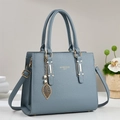 Elegante bolso de mano en cuero granulado gris azulado con colgante de hoja y perla - Azul